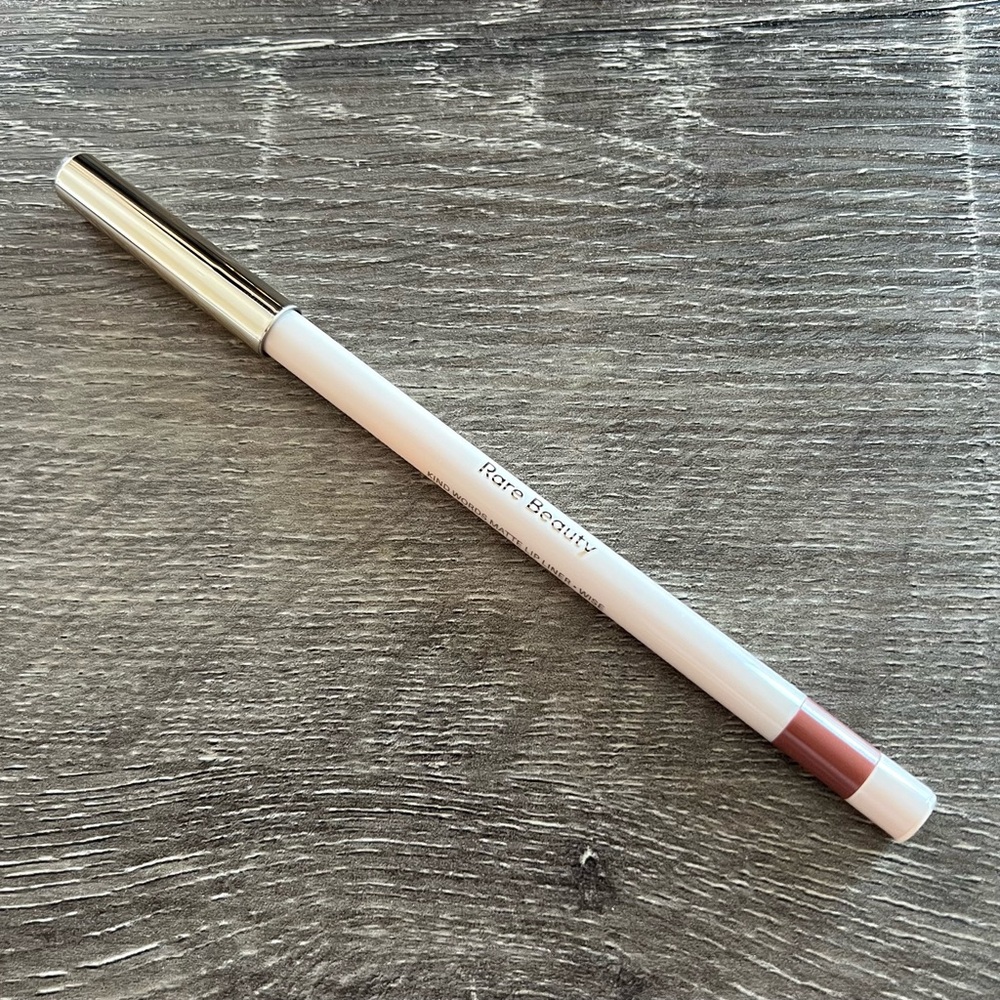 Rare Beauty Lip Liner In Wise 0.4g